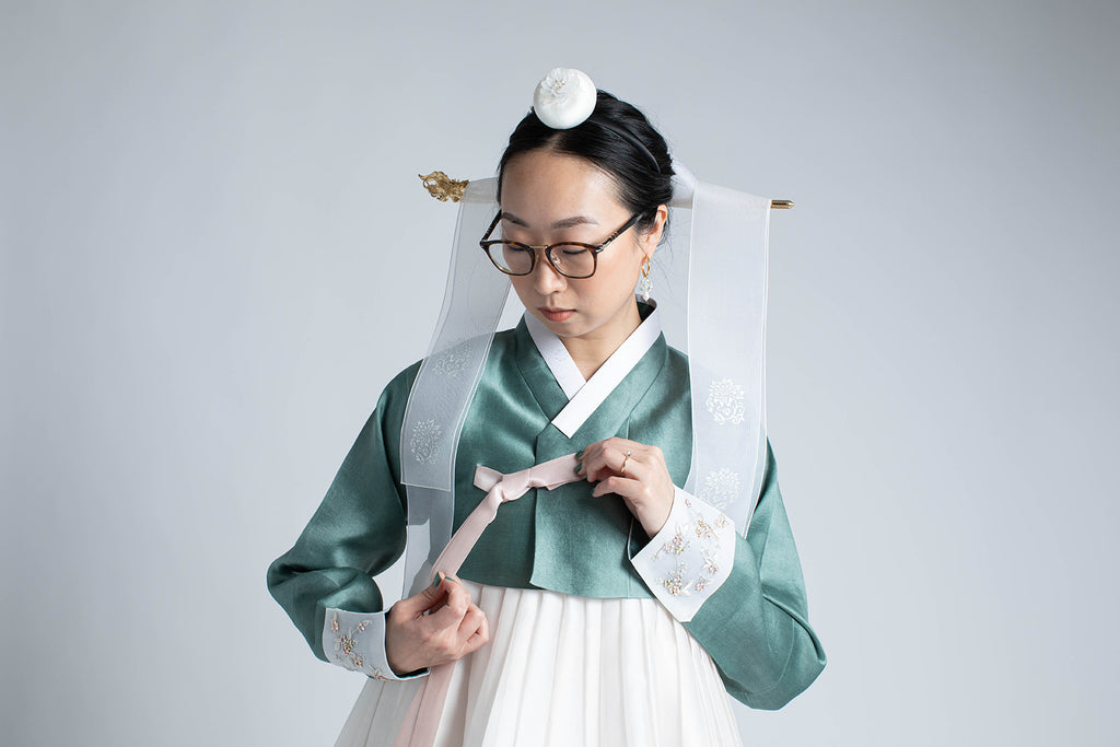 TYING THE HANBOK BOW (고름을 매는 법)